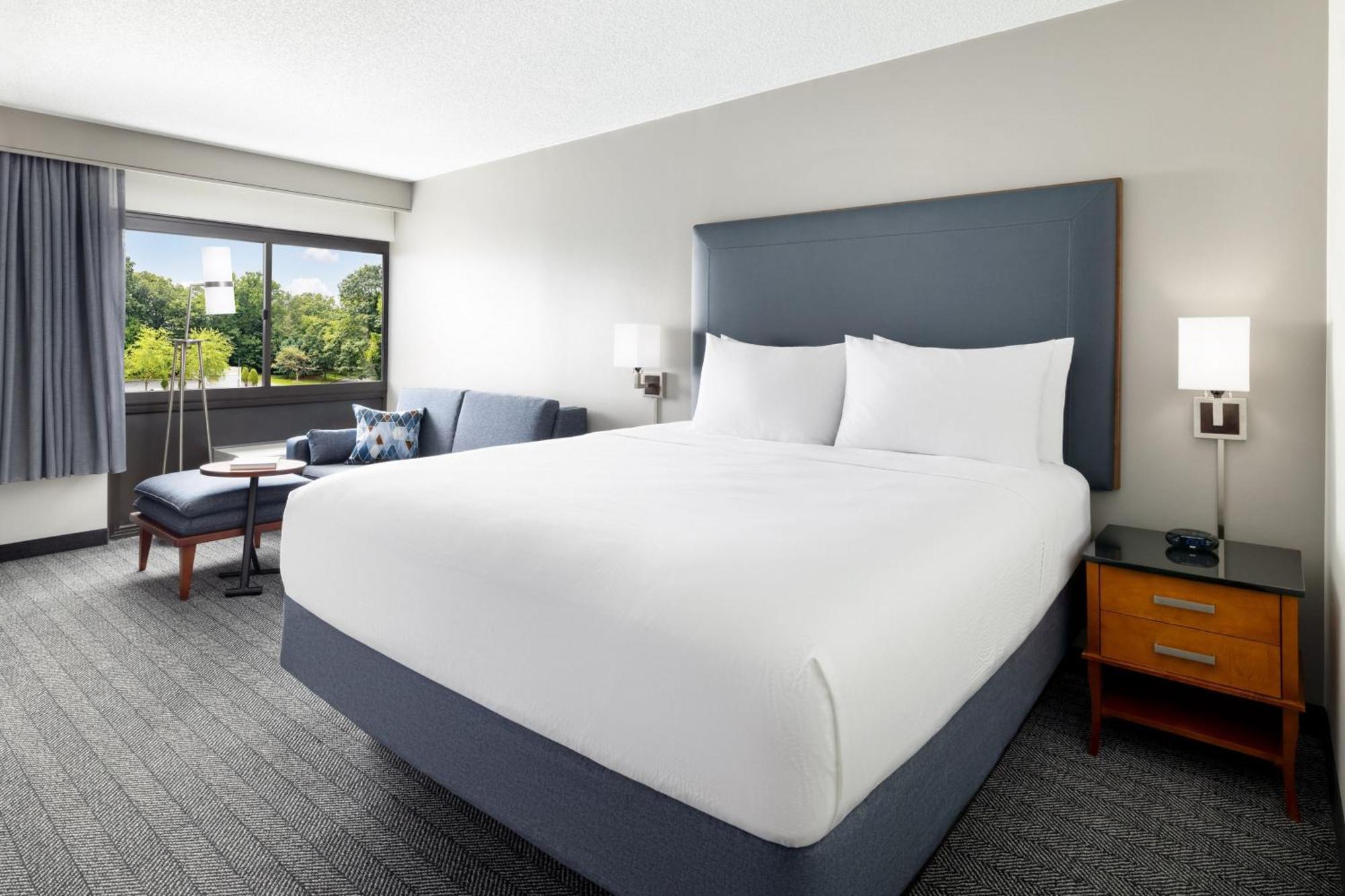 Courtyard Montvale Hotel Exterior photo